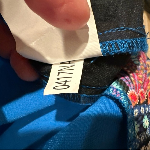 VERA BRADLEY WOMENS SCRUB T SHIRT SMALL BLUE - Picture 8 of 8